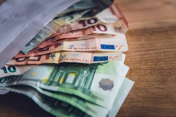 Salaire des agents immobiliers : salaire de base, commissions et primes